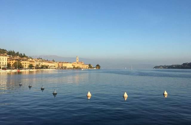 Lungolago di Salò con campanile e boe sul Lago di Garda