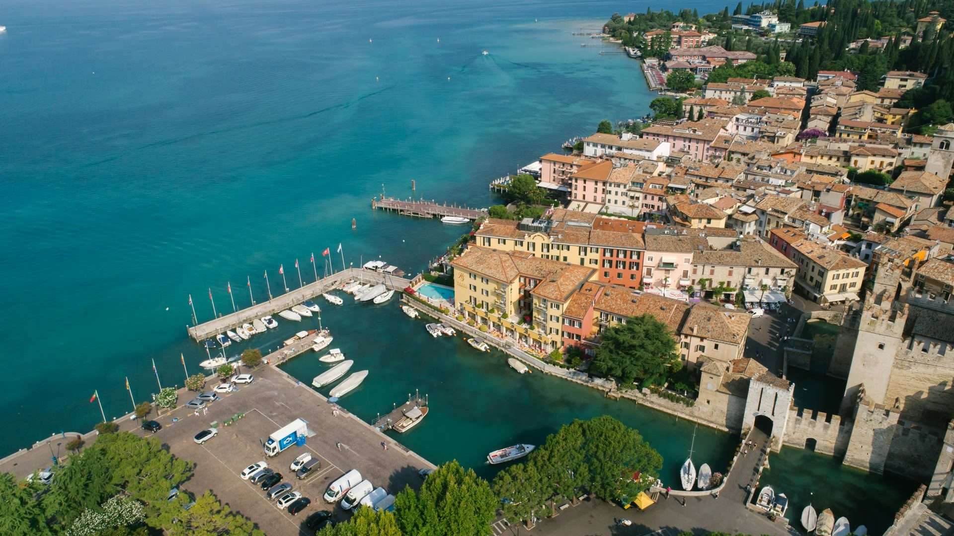 Vista aerea del porto di Sirmione sul Lago di Garda con il Castello Scaligero
