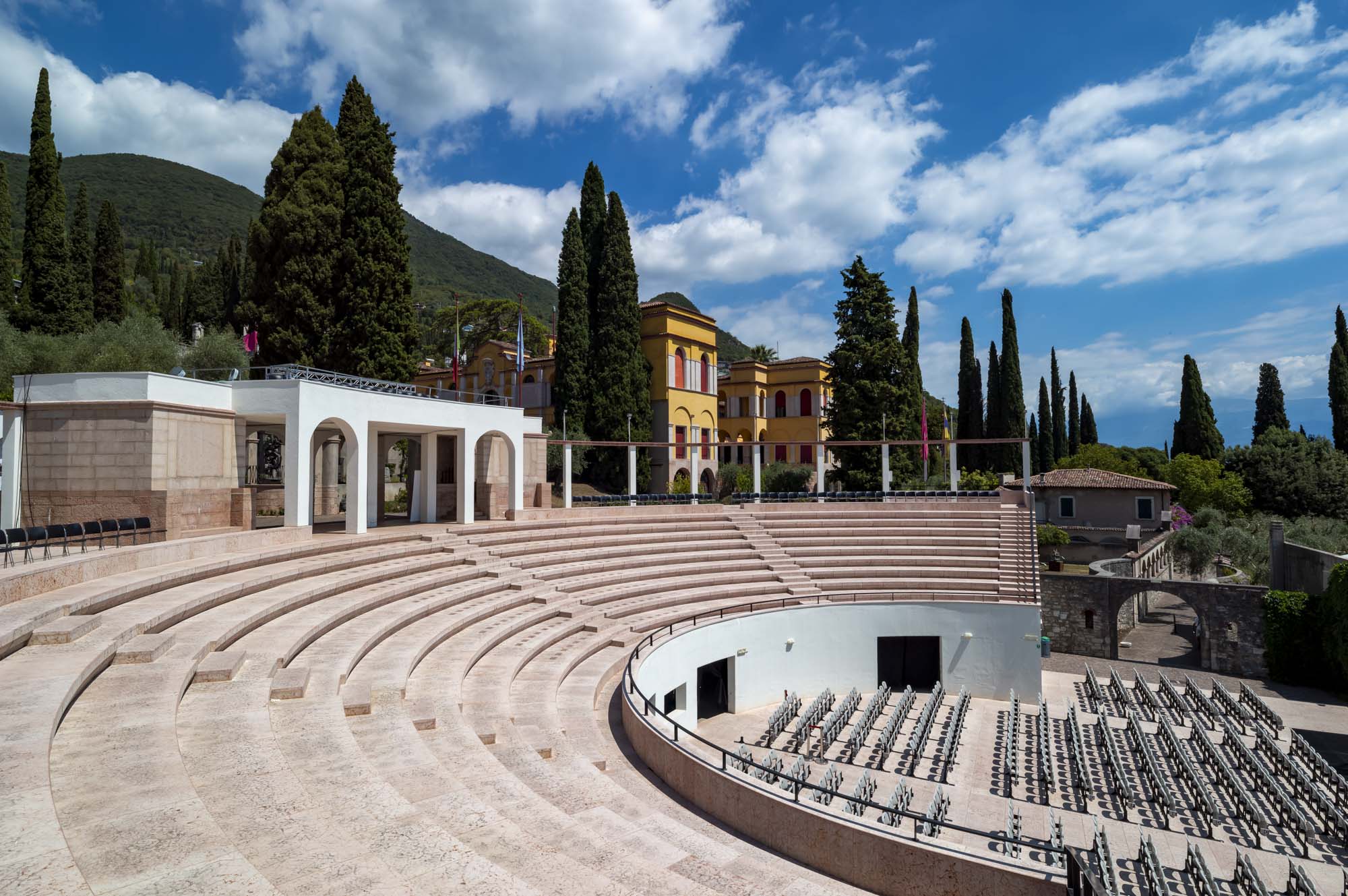 Anfiteatro del Vittoriale con vista lago