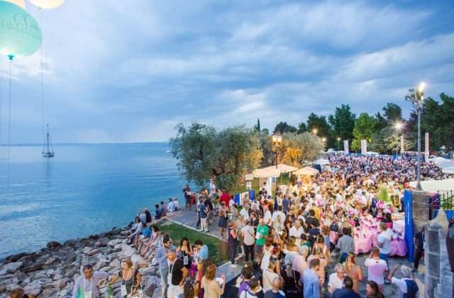 Aperitivo Sotto le Stelle sul lungolago di Bardolino al tramonto