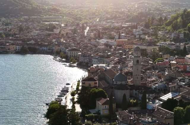 Vista aerea del lungolago di Salò con il Duomo al tramonto