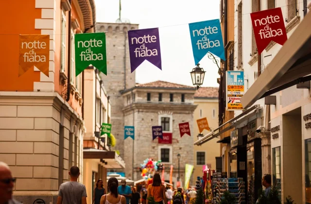Bandiere della Notte di Fiaba nel centro storico di Riva del Garda
