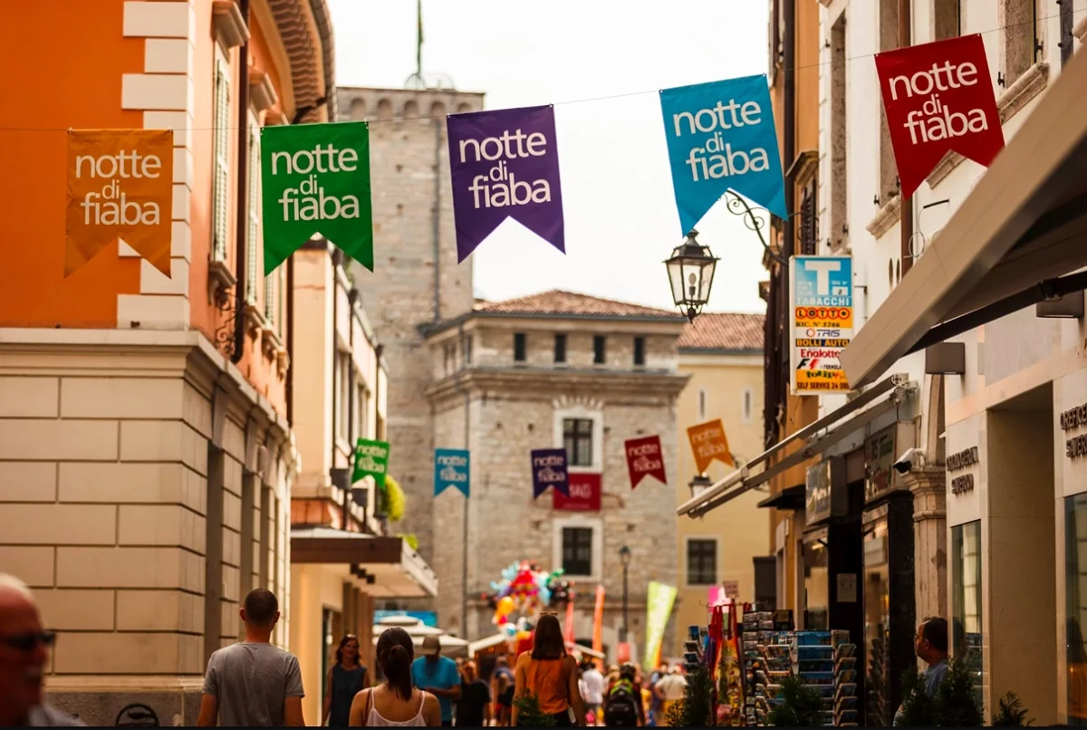Bandiere della Notte di Fiaba nel centro storico di Riva del Garda
