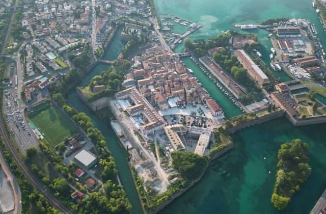 Vista aerea della fortezza di Peschiera del Garda con le mura venete e i canali del Mincio