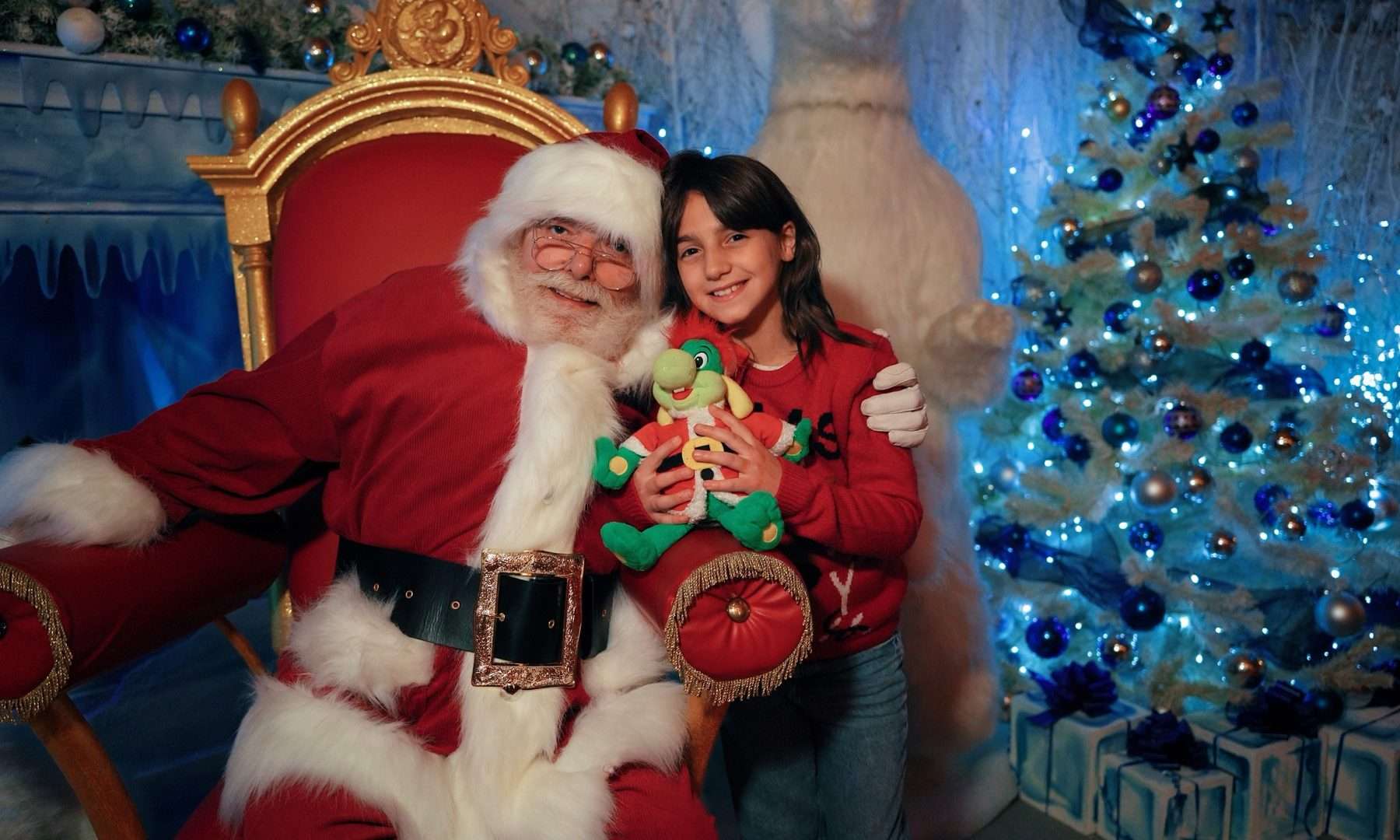 Babbo Natale con una bambina nel villaggio di Gardaland Magic Winter