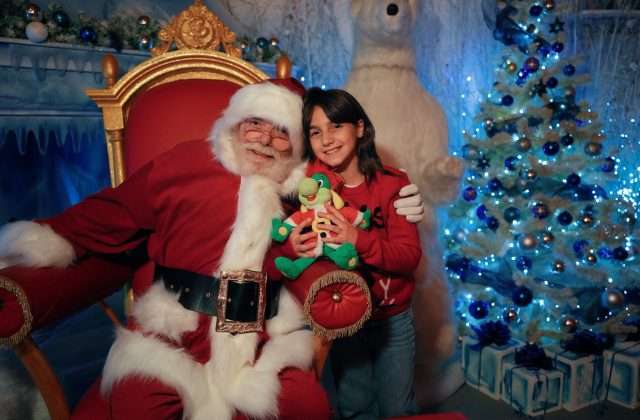 Babbo Natale con una bambina nel villaggio di Gardaland Magic Winter