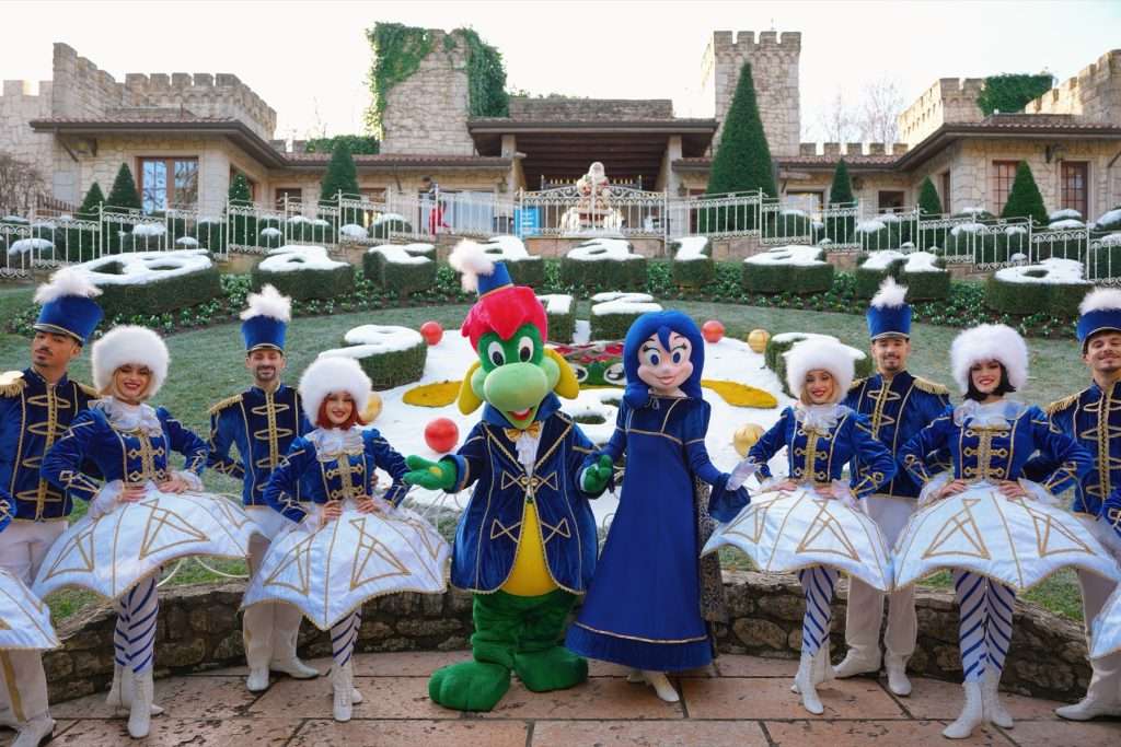 Prezzemolo y los bailarines ante el castillo nevado de Gardaland