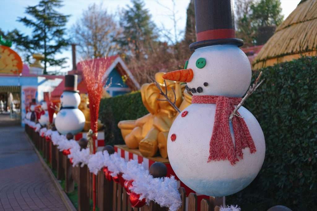 Schneemänner entlang der Wege von Gardaland