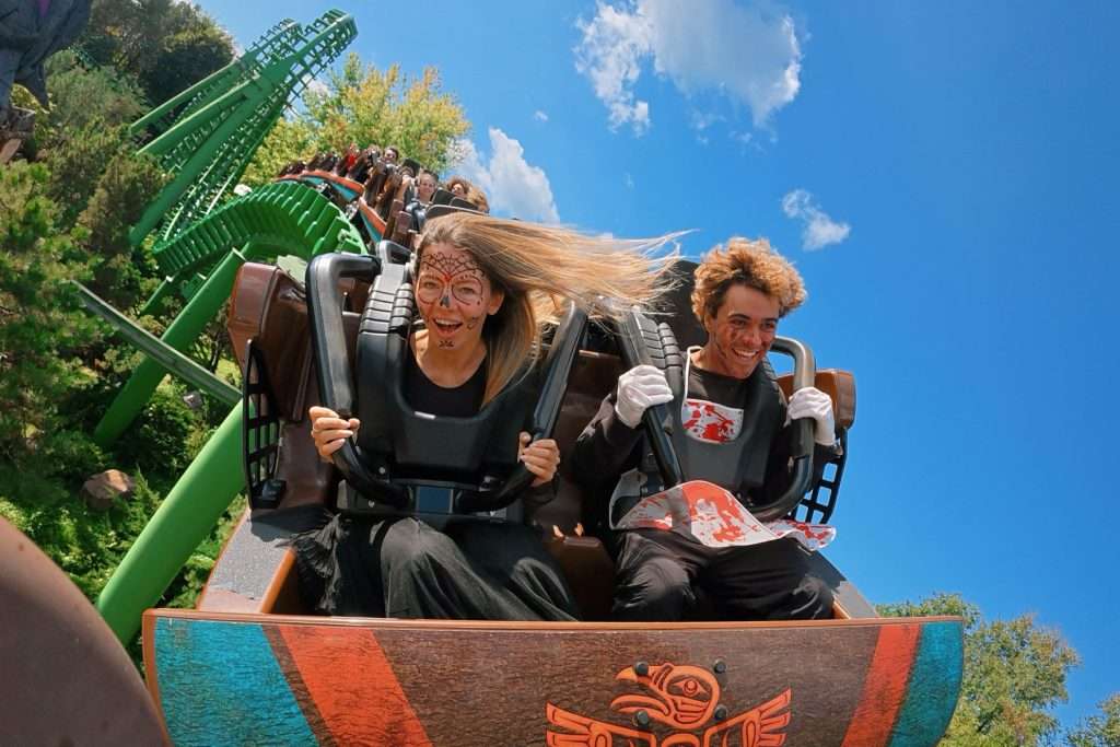 Besucher in einer Achterbahn von Gardaland