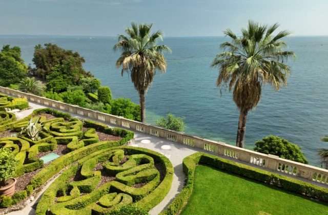 Giardini all italiana e terrazza della villa sull Isola del Garda
