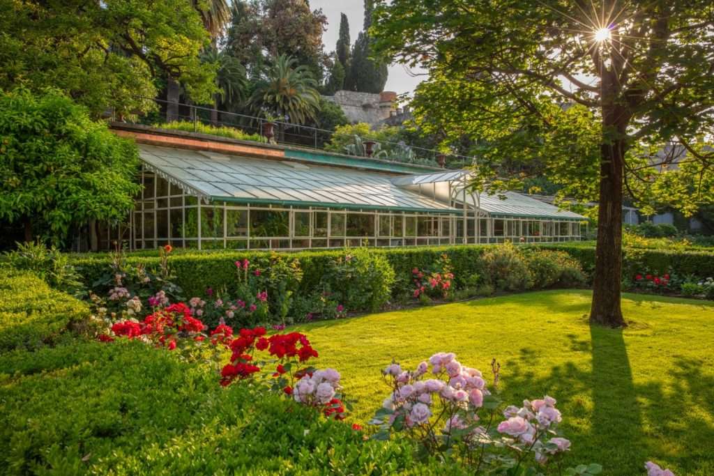 El invernadero y los jardines de la villa