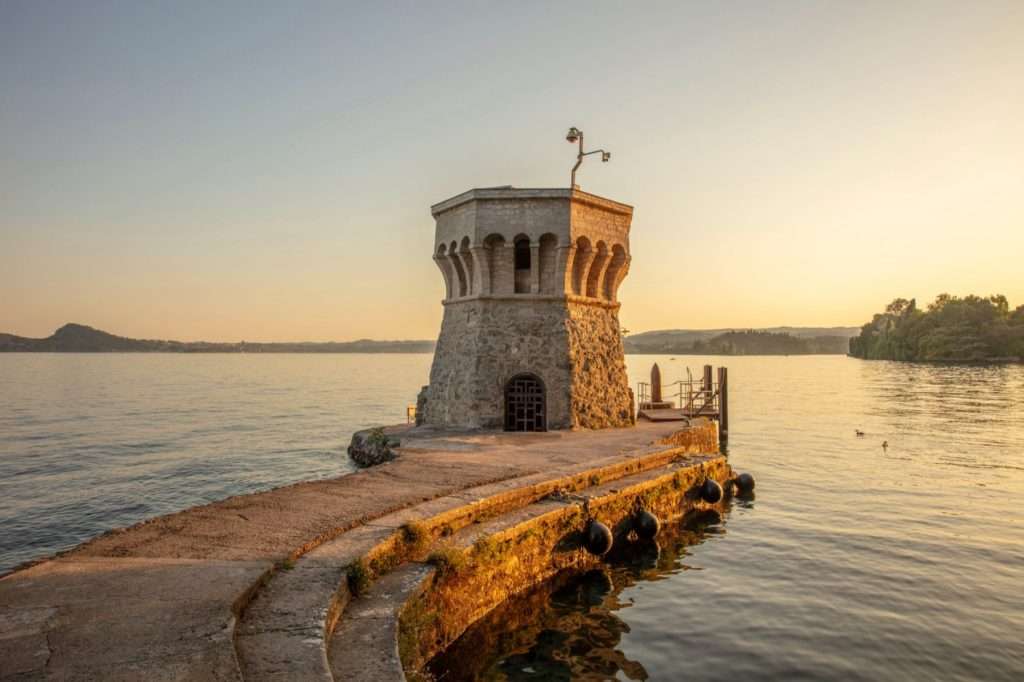 La torreta del embarcadero al atardecer