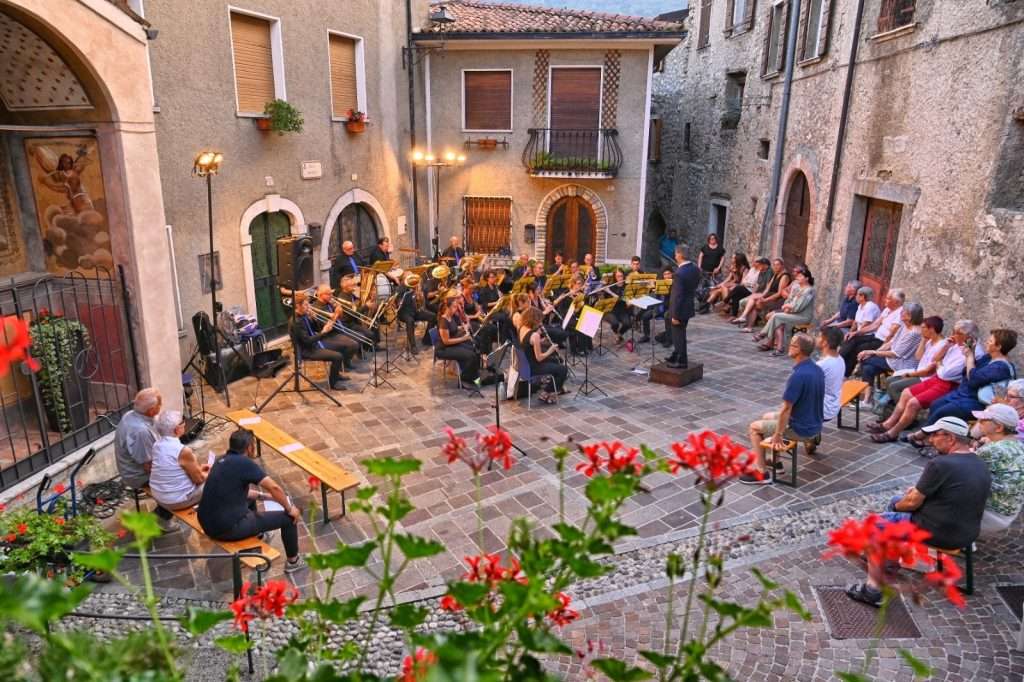 Konzert der Musikkapelle auf der Piazza Umberto I in Gardola, Tignale