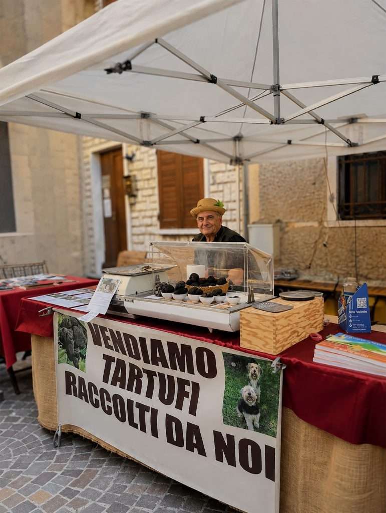 Der Stand eines Trüffelsuchers aus Tignale