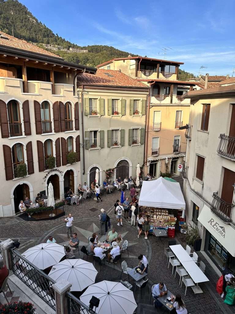 Piazza Umberto I in Gardola, mit dem See im Hintergrund