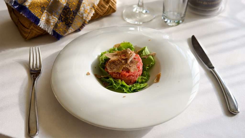 Rindertatar mit Trüffel, ein Gericht der gastronomischen Veranstaltung von Tignale