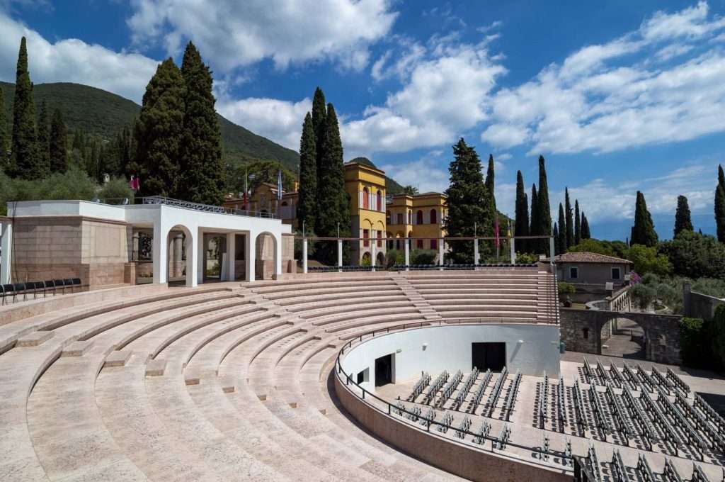Das Amphitheater des Vittoriale, der Parlaggio, aus rotem Veroneser Marmor