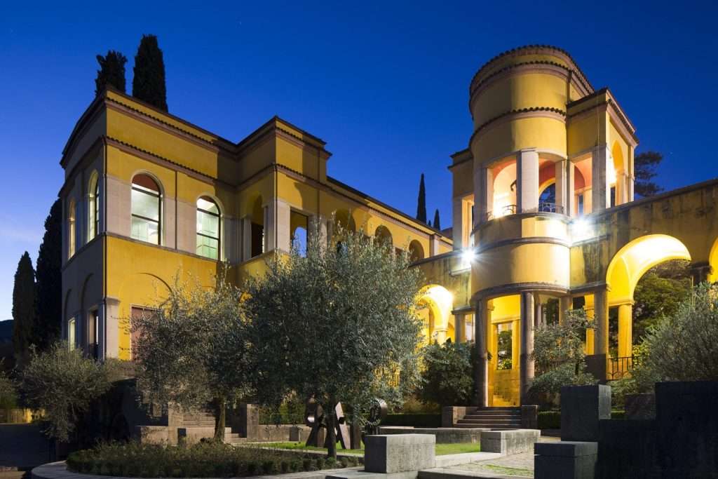 Das nächtlich beleuchtete Vittoriale von außen