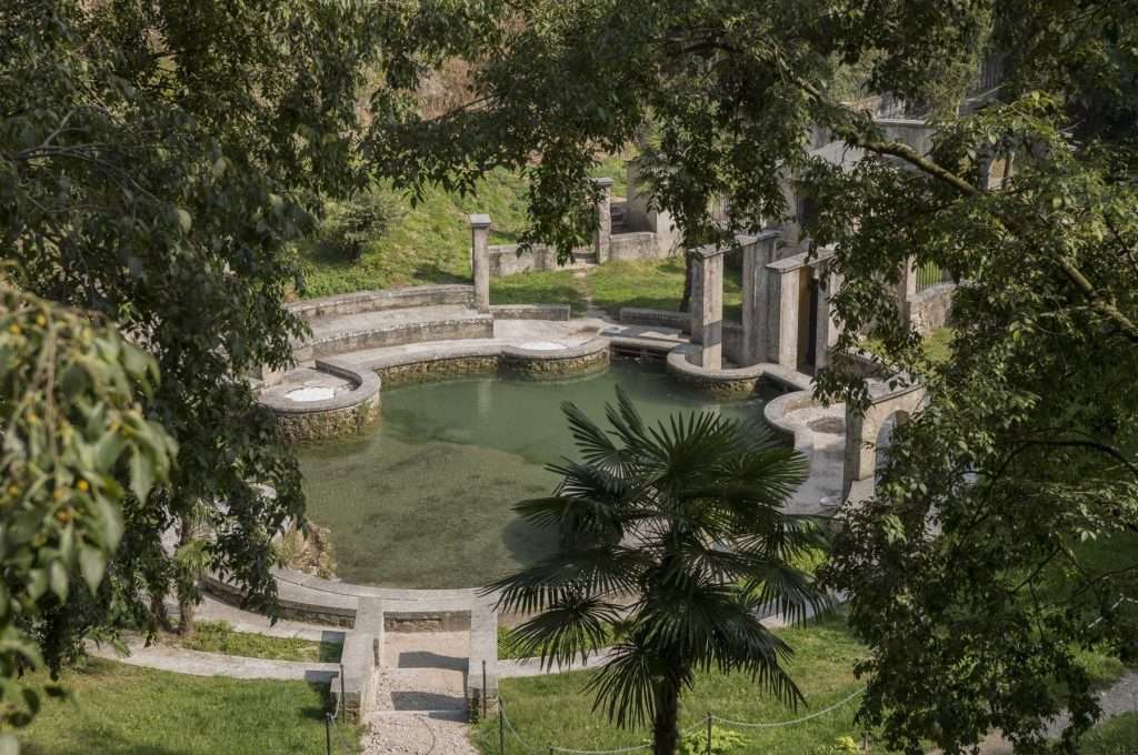 Der geigenförmige Laghetto delle Danze im Park des Vittoriale