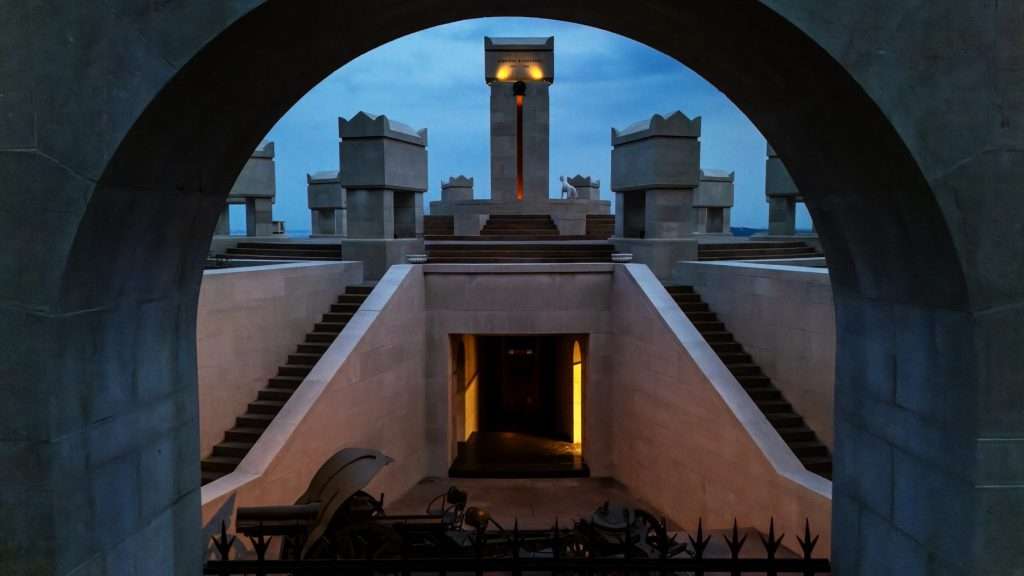 Das Mausoleo des Vittoriale mit der neuen nächtlichen Beleuchtung