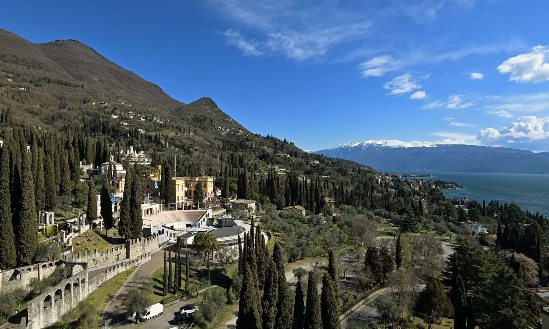 Il Vittoriale degli Italiani visto dall alto con il lago di Garda