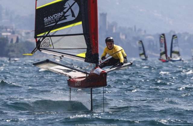 Un velista su un Waszp in volo sui foil davanti al castello di Malcesine