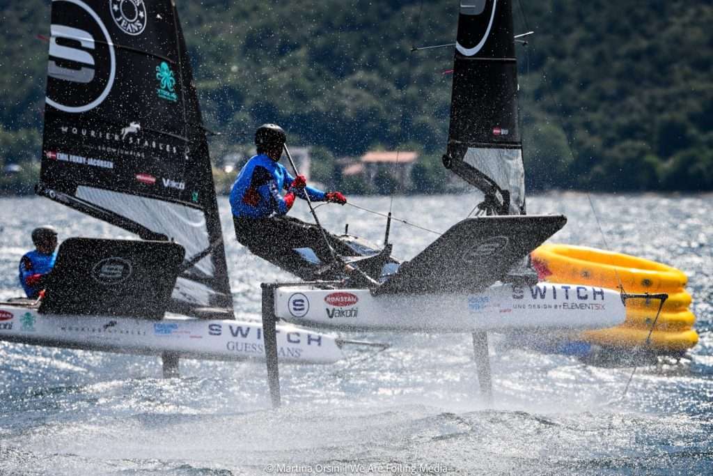 Dos barcos Switch volando sobre foils durante una regata en el Lago de Garda