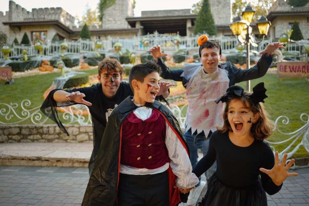 Jóvenes y niños disfrazados de Halloween ante el castillo de Gardaland