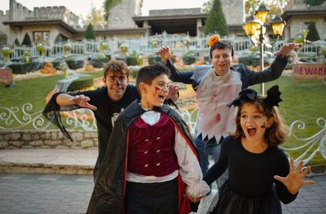 Ragazzi e bambini in costume da Halloween davanti al castello di Gardaland