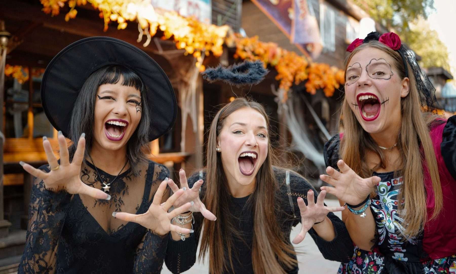 Tre ragazze truccate per Halloween nei viali di Gardaland