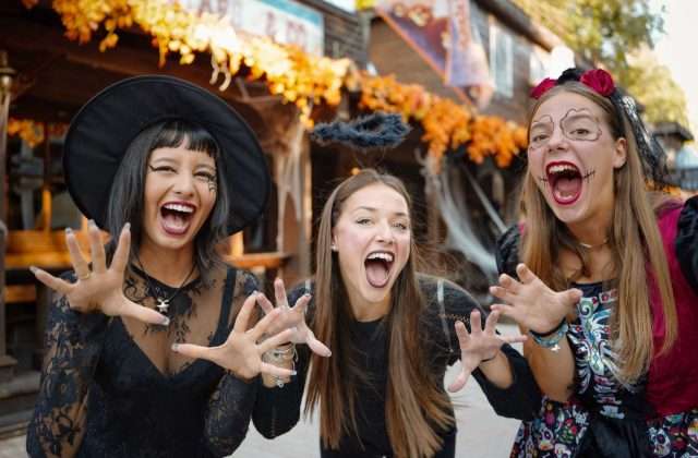 Tre ragazze truccate per Halloween nei viali di Gardaland